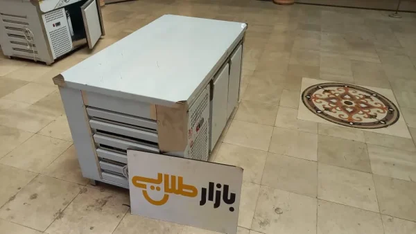 یخچال میز کار زیر فریزری استیل ۱۵۰ سانت دو درب با موتور امبراکو